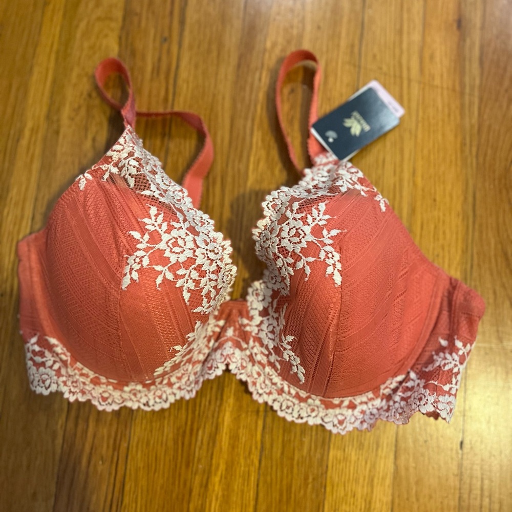 Wacoal NWT women’s bra 38D with floral/lace detail